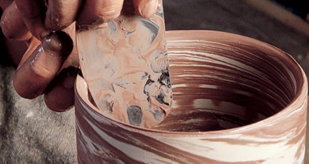 区别于紫砂壶制作的陶艺抛轮技术