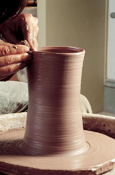 区别于紫砂壶制作的陶艺抛轮技术